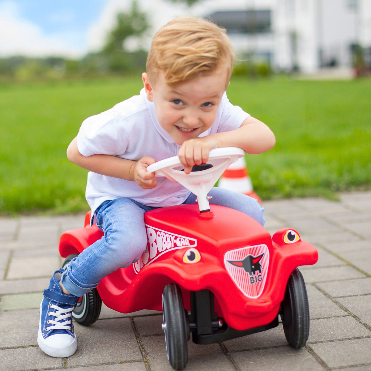 Sarkanais Bobby Car Classic ar tauri un grozāmiem riteņiem
