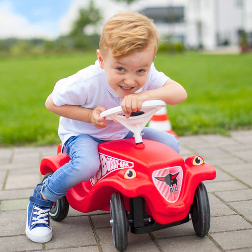 Sarkanais Bobby Car Classic ar tauri un grozāmiem riteņiem
