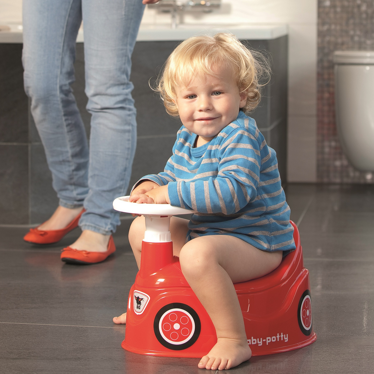Sarkans Bobby Car podiņš ar augstu atzveltni un rokturi