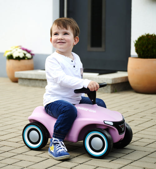 BIG Bobby Car Neo rozā – rozā braucamā mašīna no sāniem