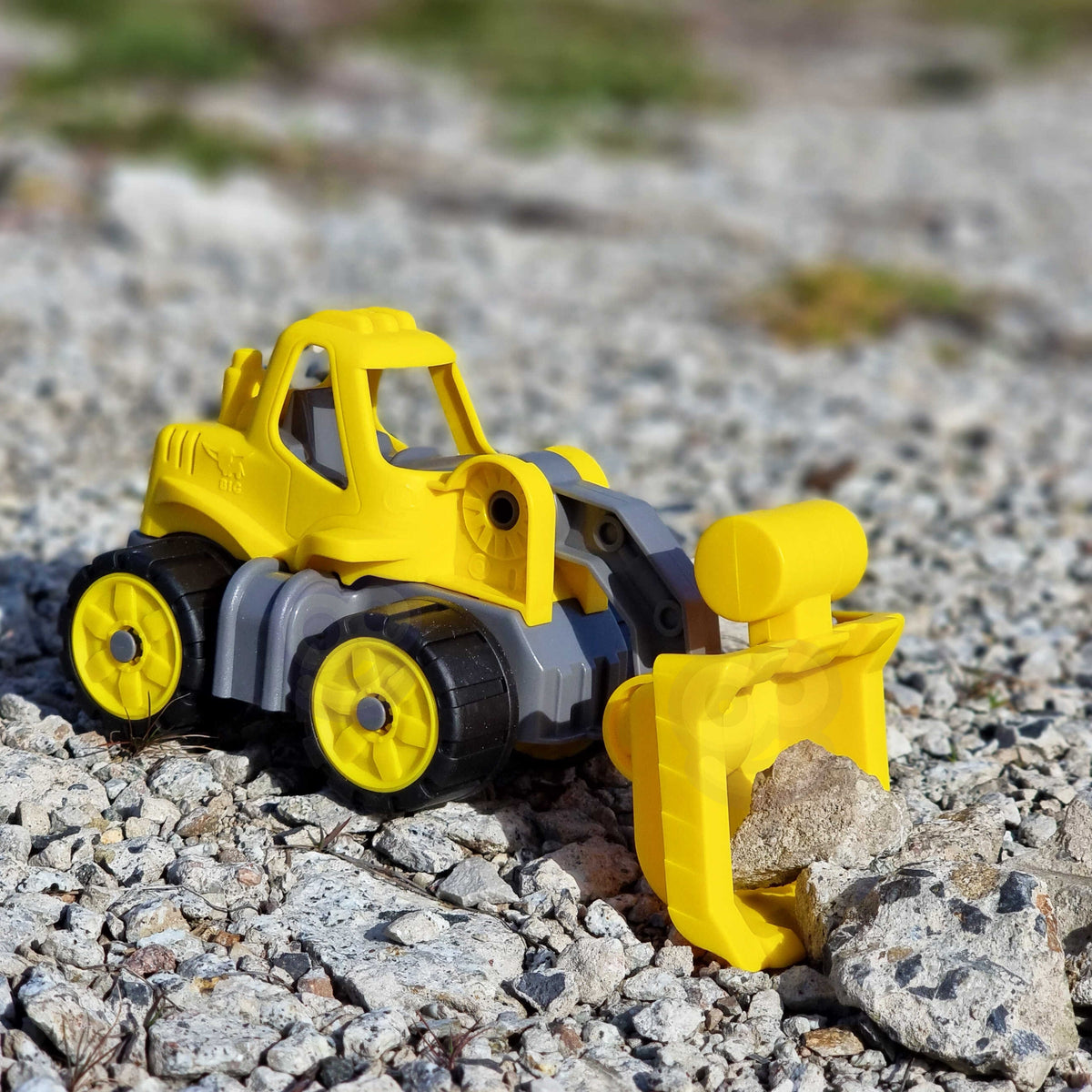 Mini iekrāvējs ar paceļamu kausu smiltīm