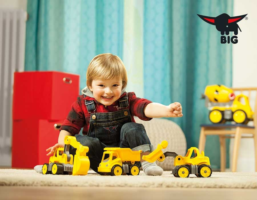 Mazulis ar BIG mini iekrāvēju smeļ smiltis