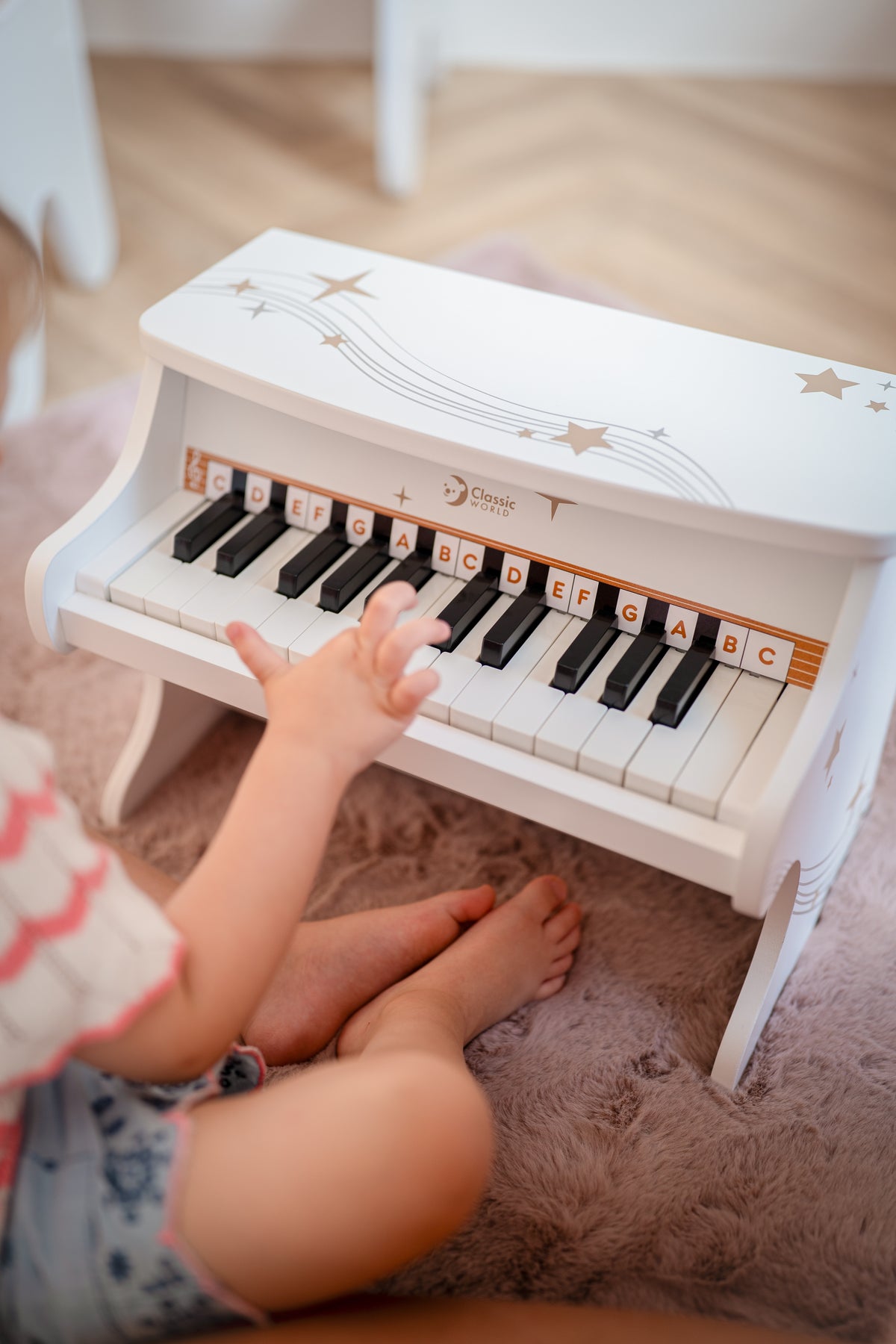 Classic World black toy piano – keyboard close up