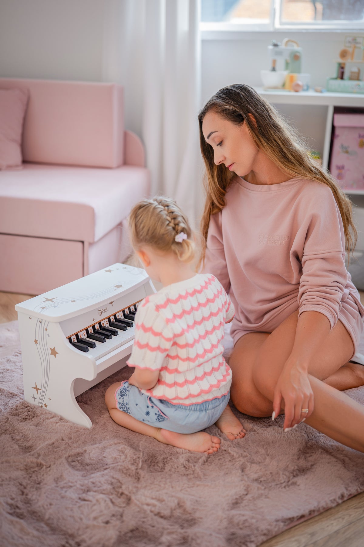 Classic World black toy piano – child playing