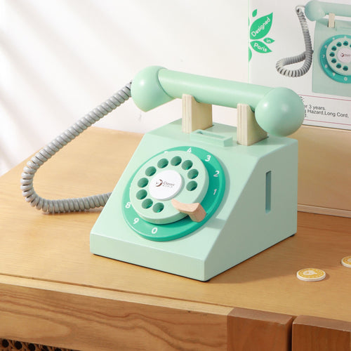 Retro koka telefons ar ciparnīcu un monētu spraugu
