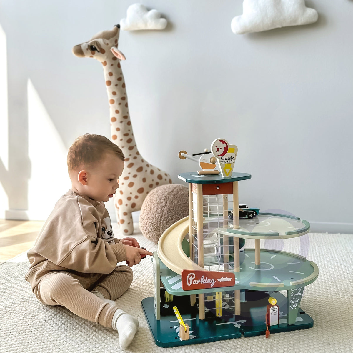 Toy garage with lift, helipad and bioplastic ramps