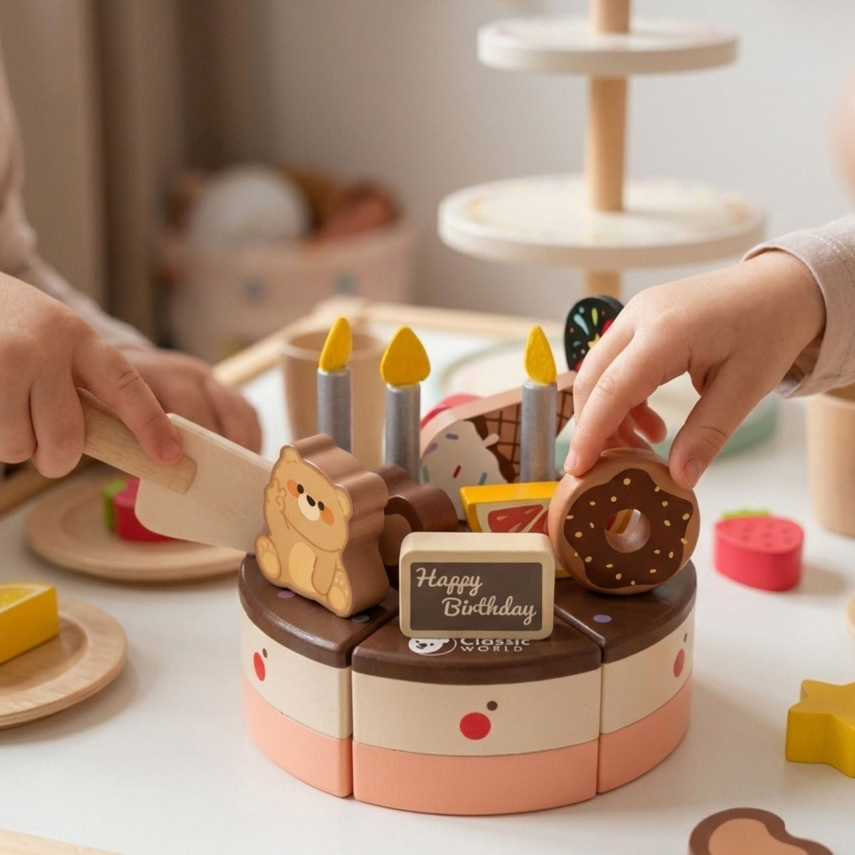 Classic World koka dzimšanas dienas torte – torte sagriezta sešos gabalos
