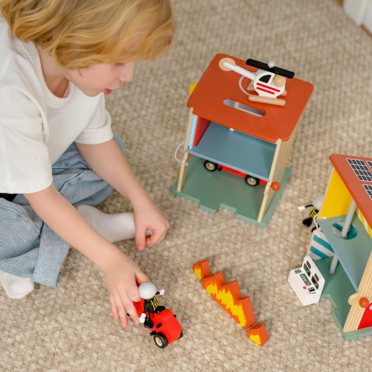 Classic World wooden fire station – opening doors and bell