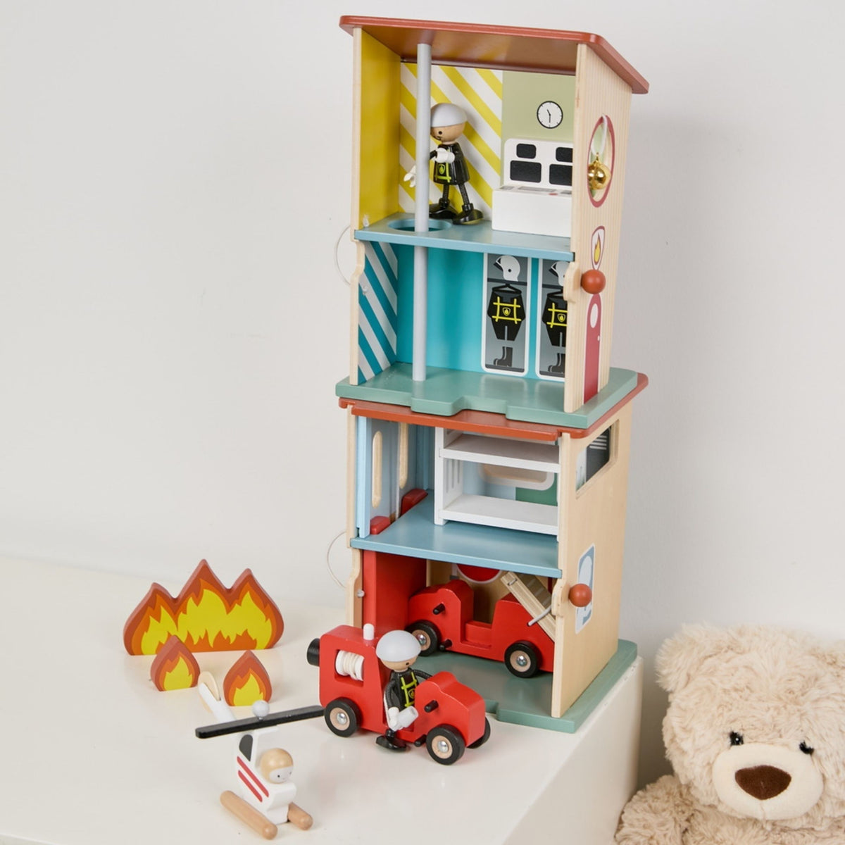Classic World wooden fire station – wooden flames