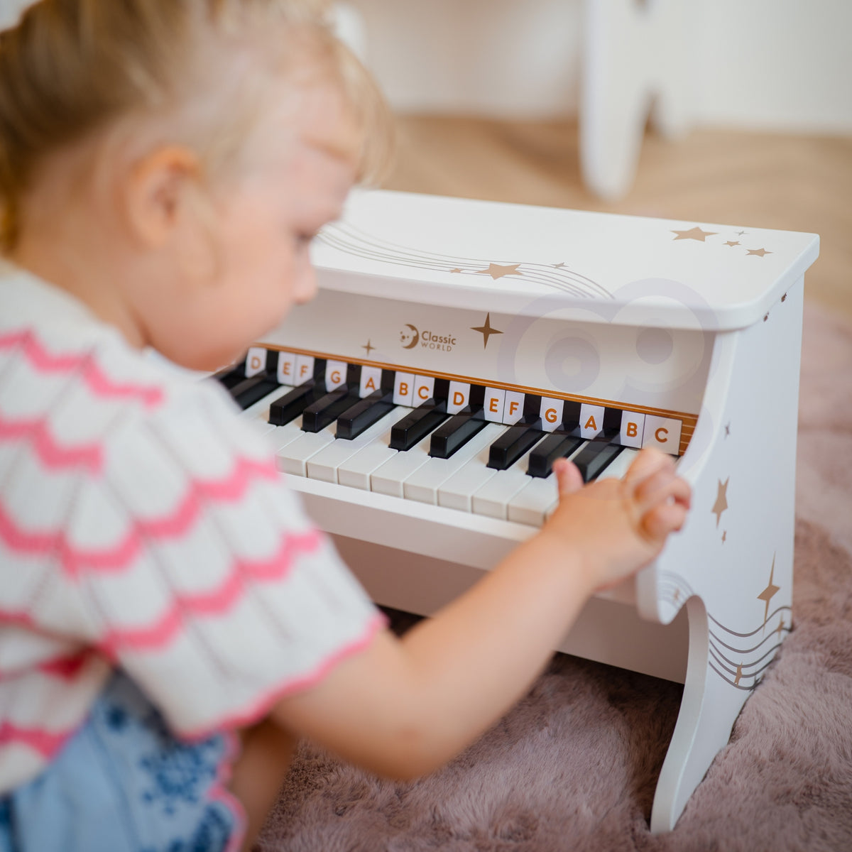 Classic World white piano – piano from the side