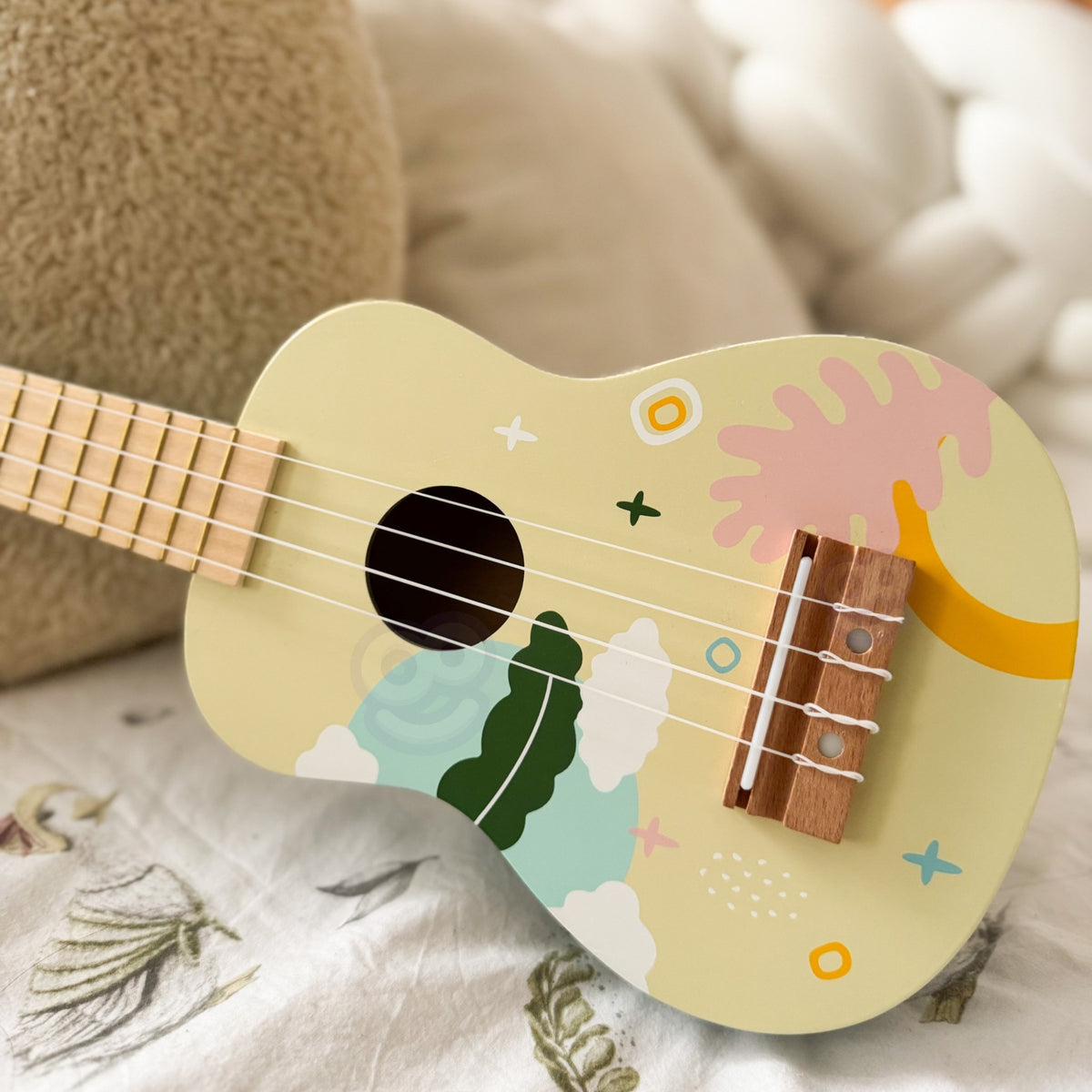 Classic World zilā ukulele – bērns spēlē