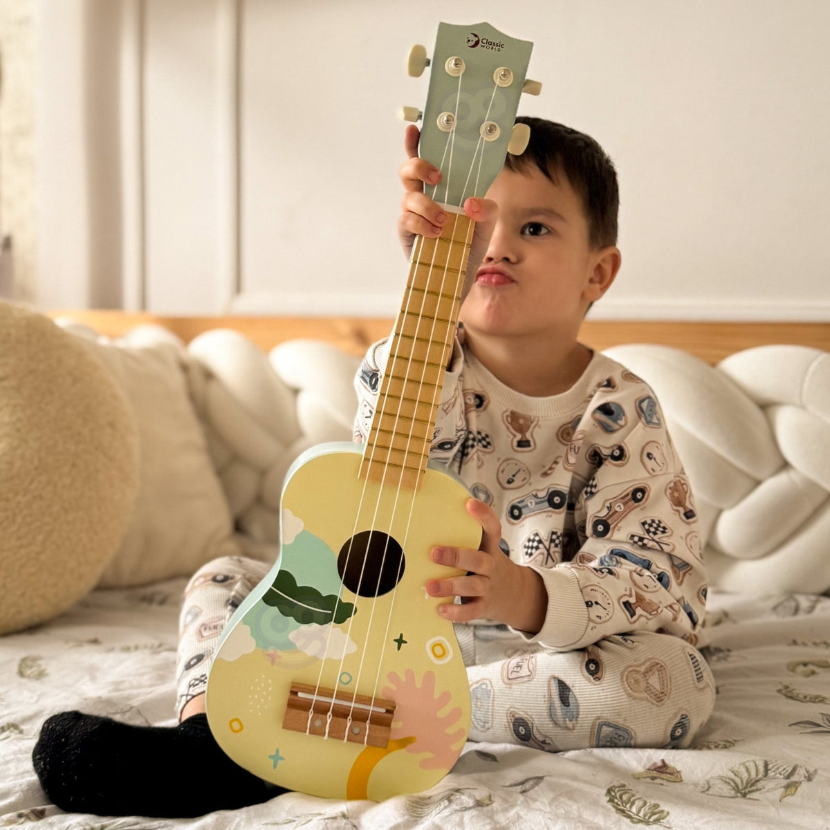 Classic World pink ukulele – fretboard and strings