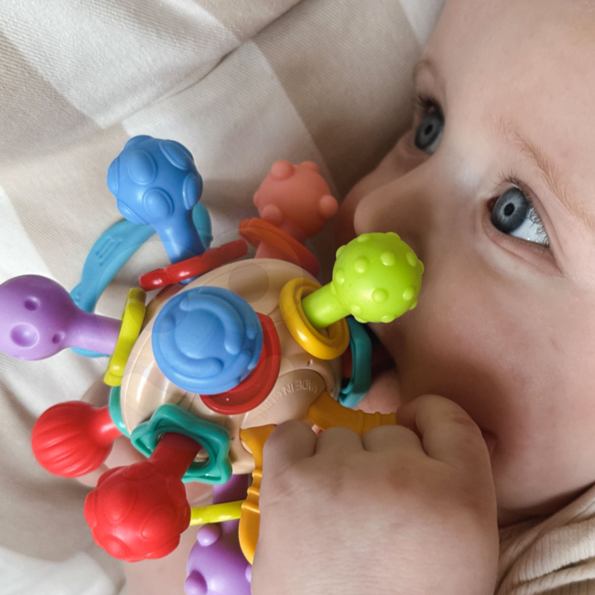 Soft rubber handles of the rattle, easy for babies to grasp