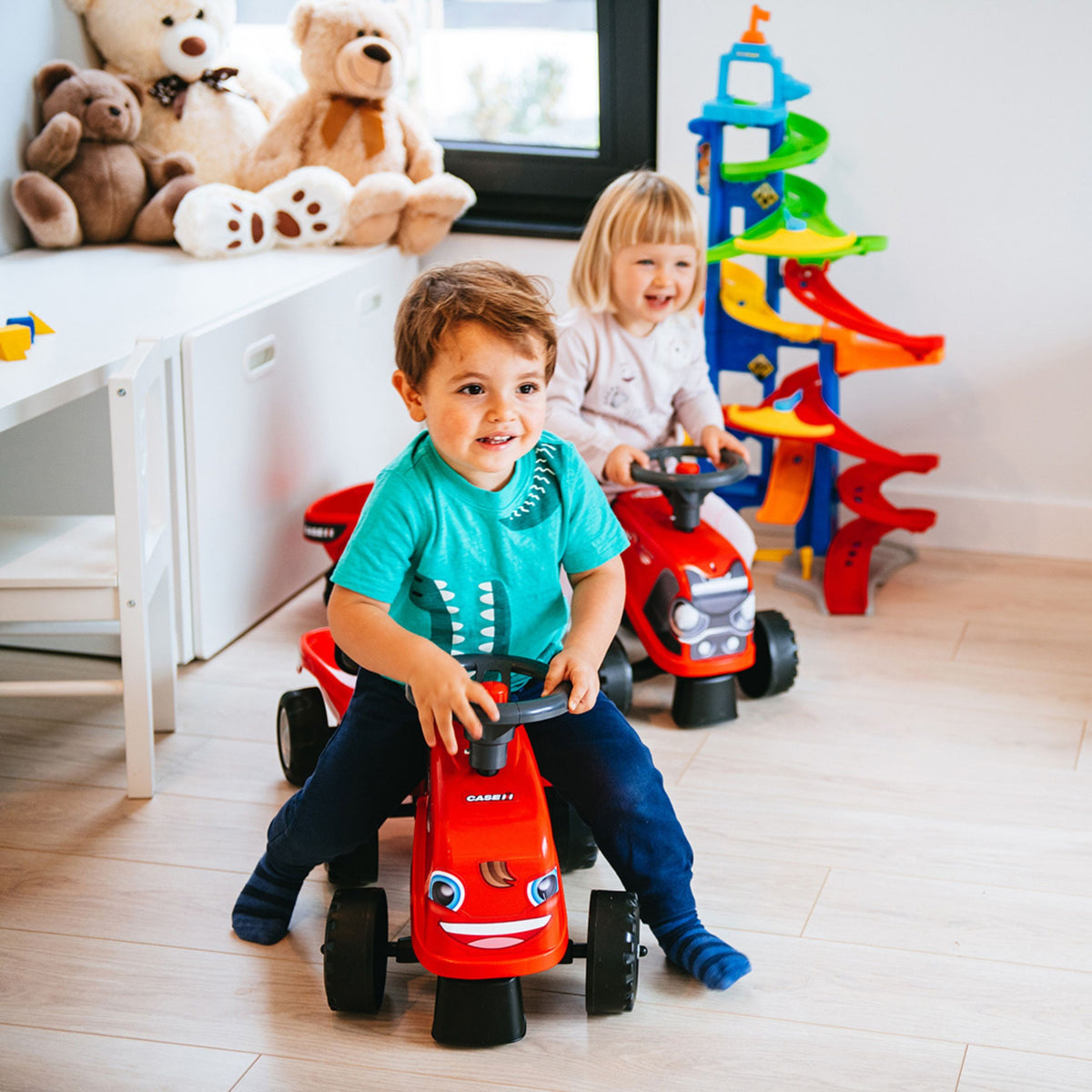 FALK Baby Case IH traktors – grābeklis un lāpsta piekabē