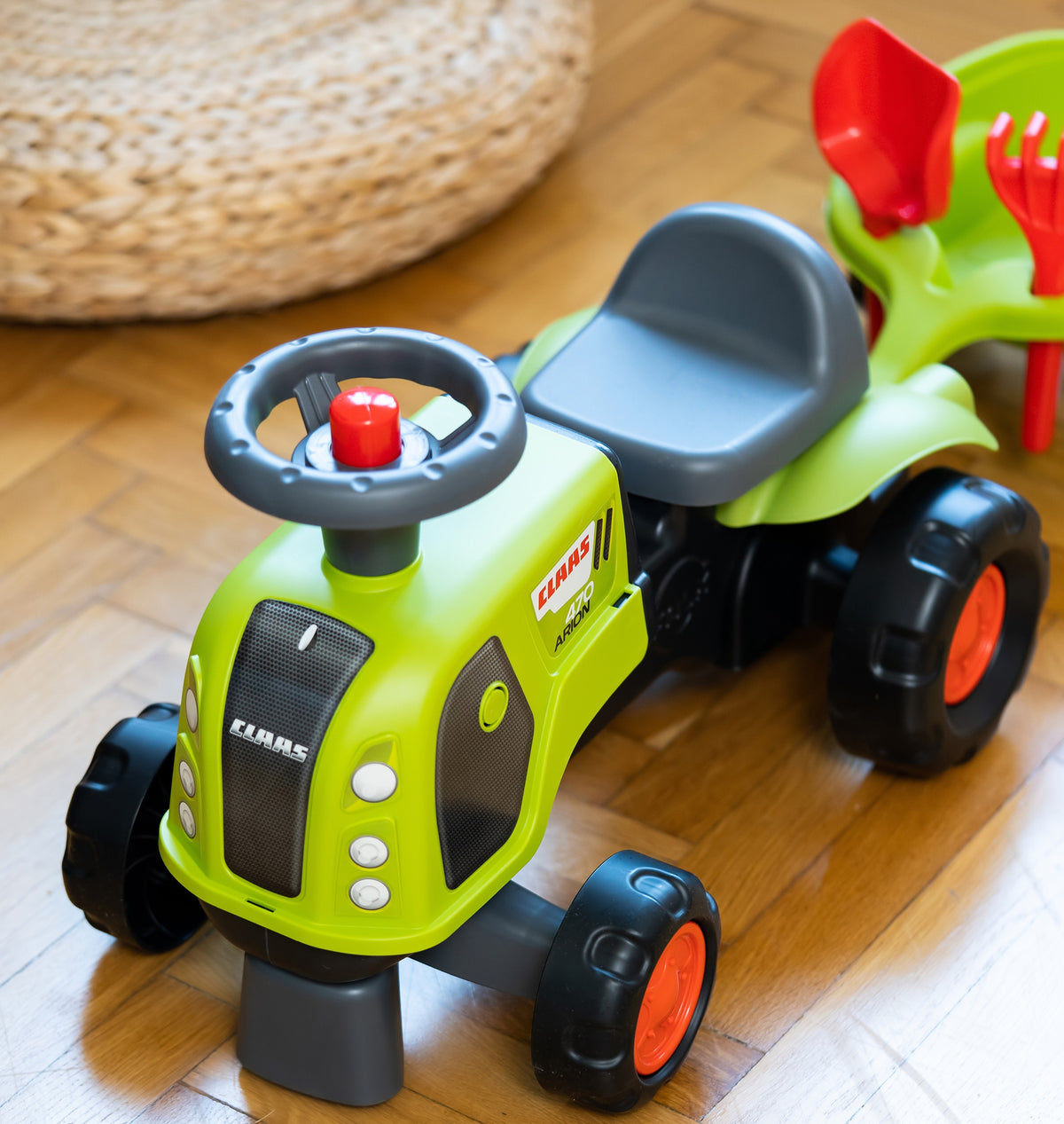 Mazulis ārā brauc ar zaļo Claas traktoru