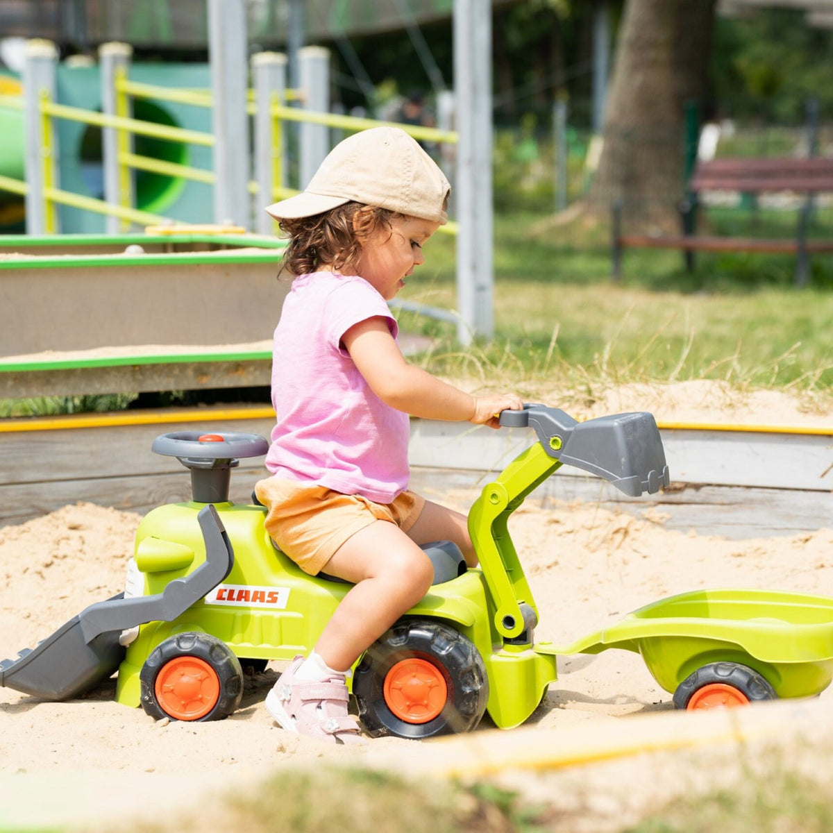 Detachable trailer with side panels for the Claas tractor