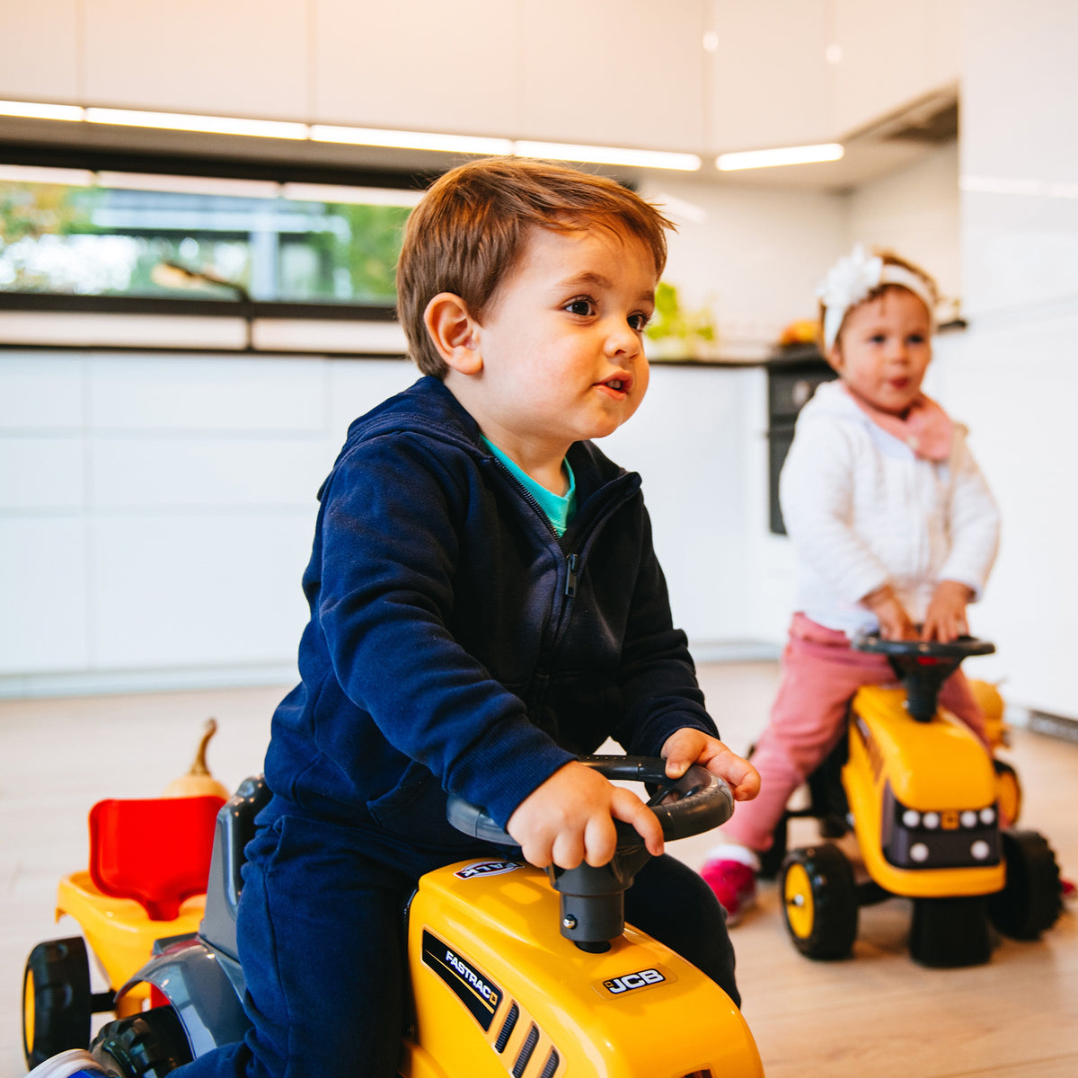 JCB braucamais traktors bērniem no 12 mēnešiem