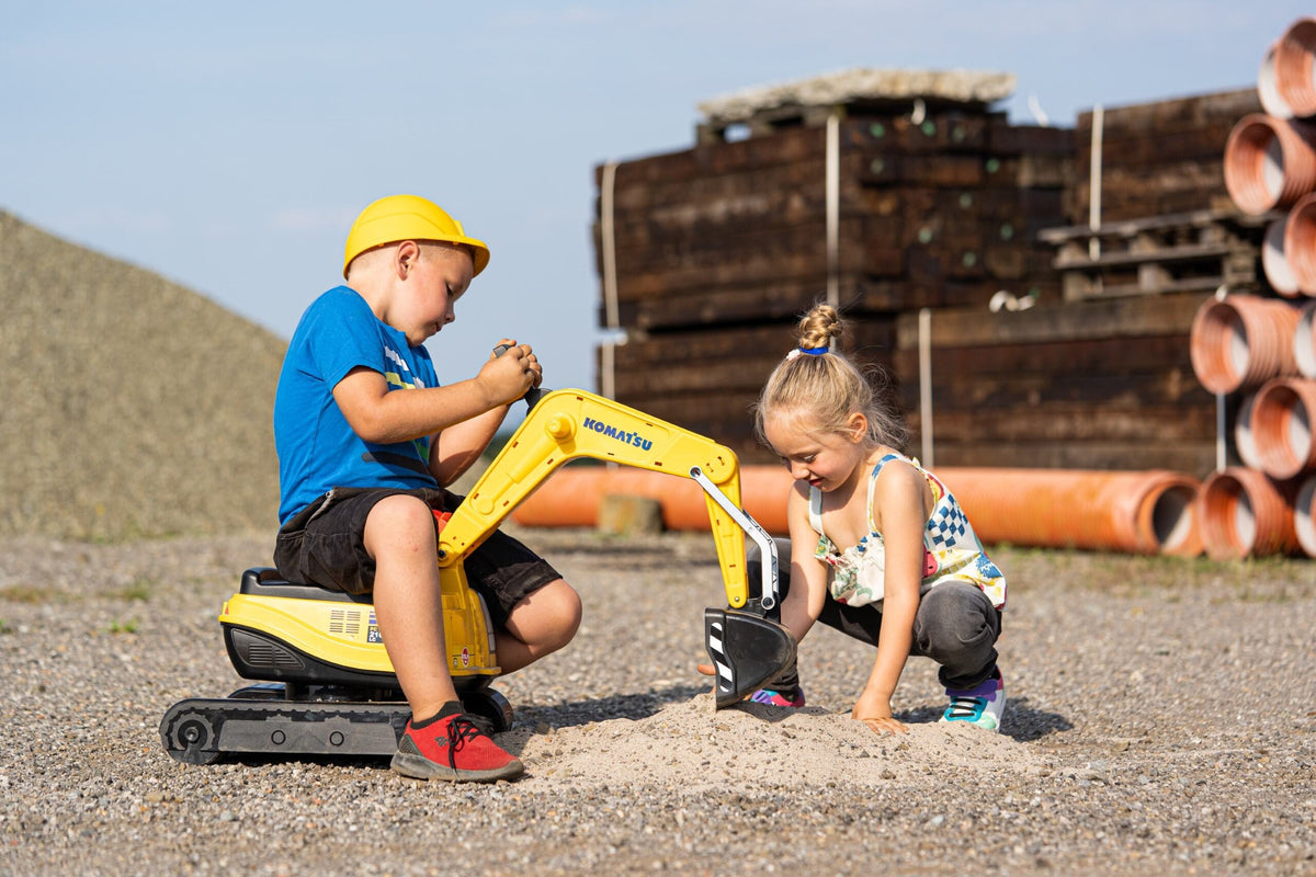 FALK Komatsu ride-on digger – builder's helmet