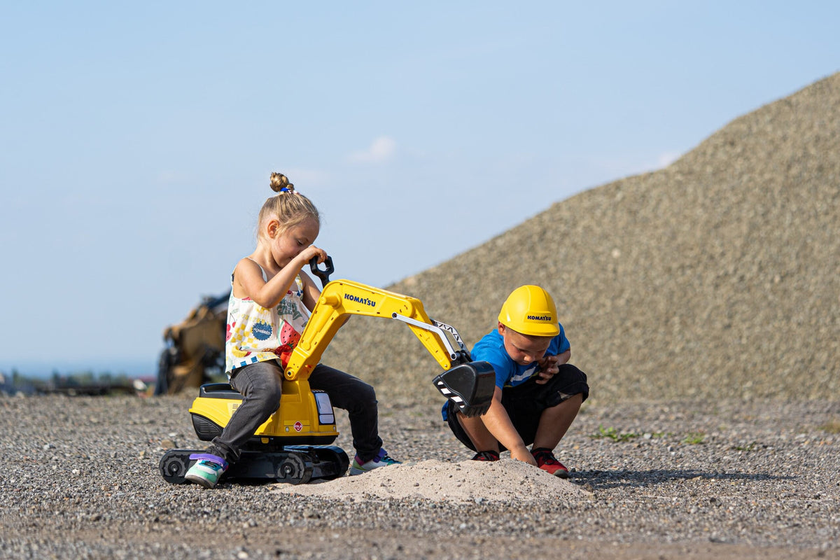 FALK Komatsu ride-on digger – child digging in sand