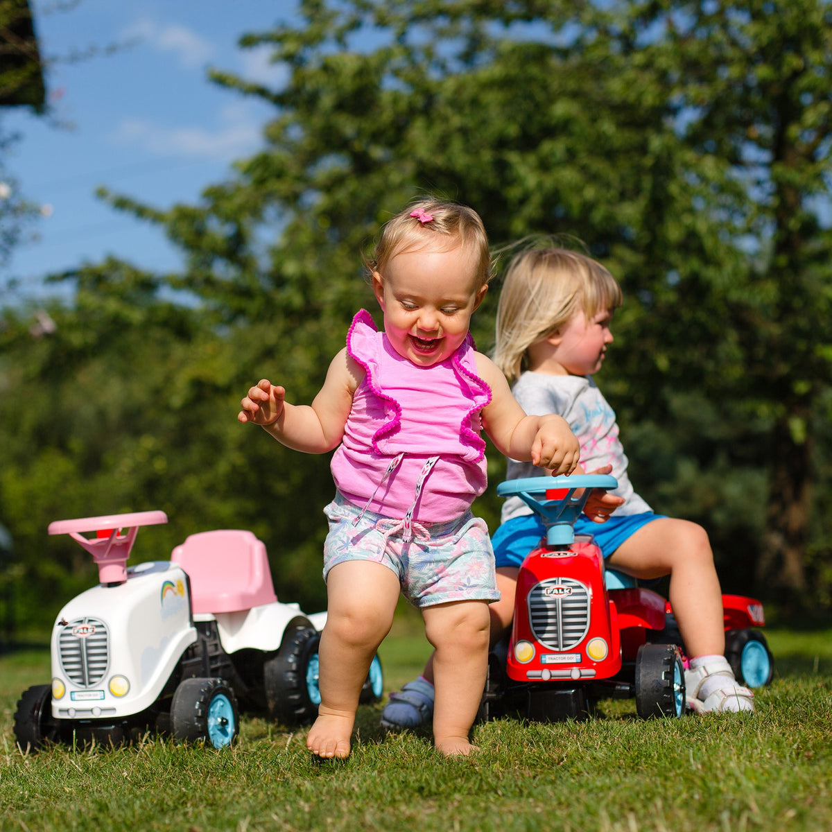 FALK Tractor Go! sarkanais – sarkans traktors ar piekabi