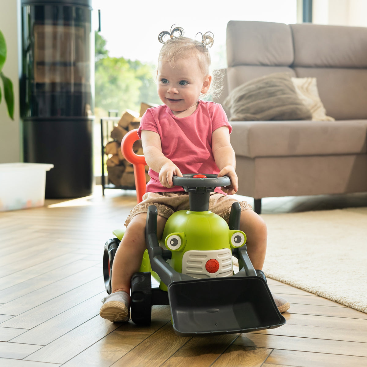Toddler pushing the Claas Vintage Baby by the handle