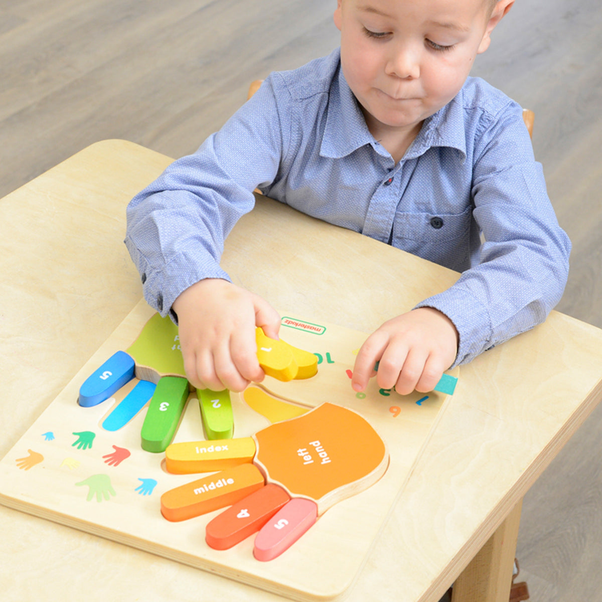 Bērns skaita uz pirkstiem ar Masterkidz dēli