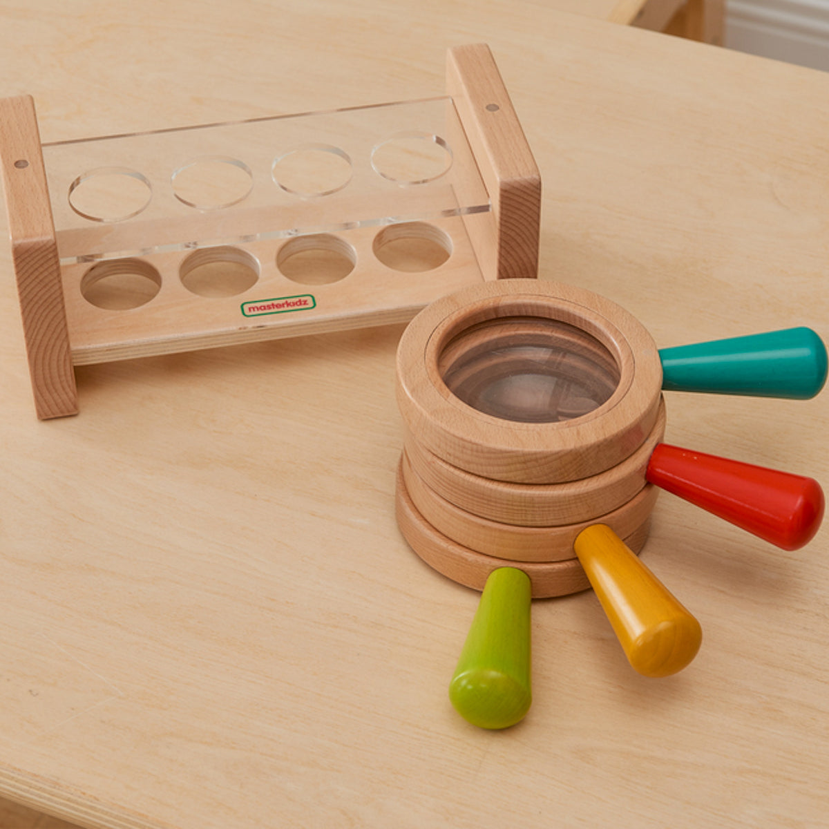 Masterkidz magnifying glasses – looking at a leaf