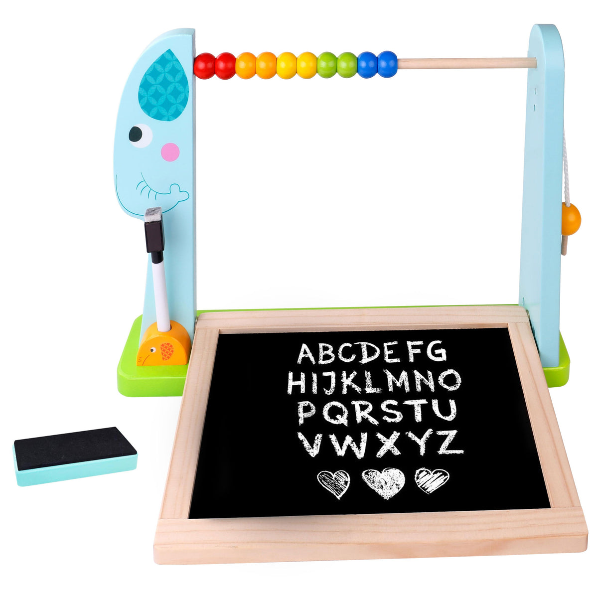 Bērns liek magnētiskus ciparus uz tāfeles