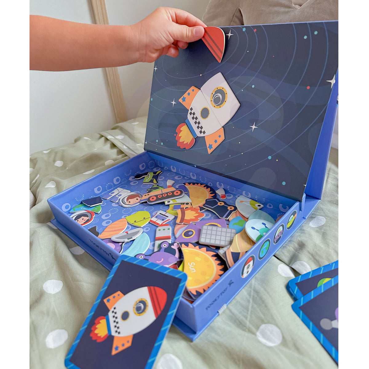 Magnetic space puzzle – planets, the Sun and Earth