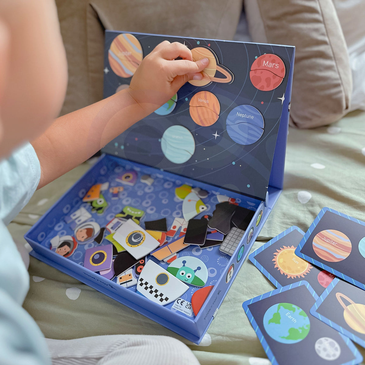 Magnetic space puzzle – portable box for travel