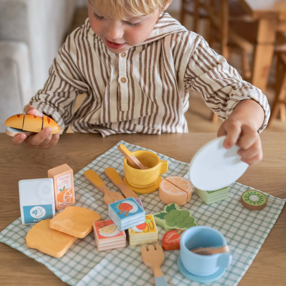 Tooky Toy koka piknika komplekts – zils koferis ar rokturi