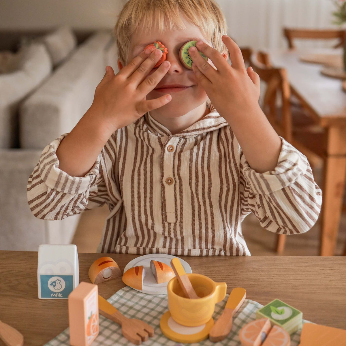 Tooky Toy koka piknika komplekts – piena un sulas pakas