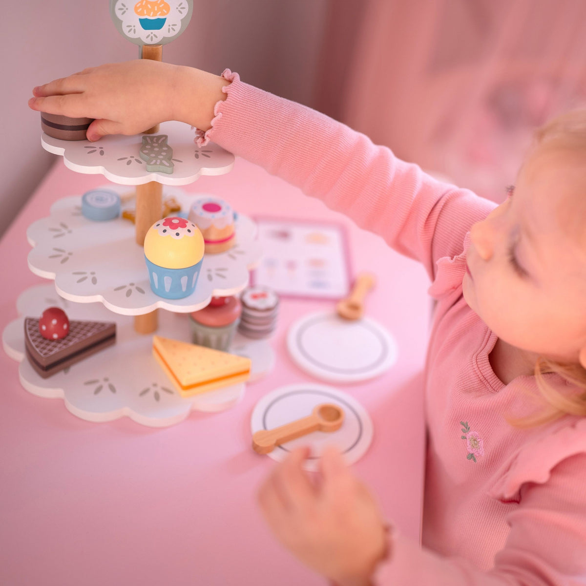 Tooky Toy cake stand – three-tier stand with cakes