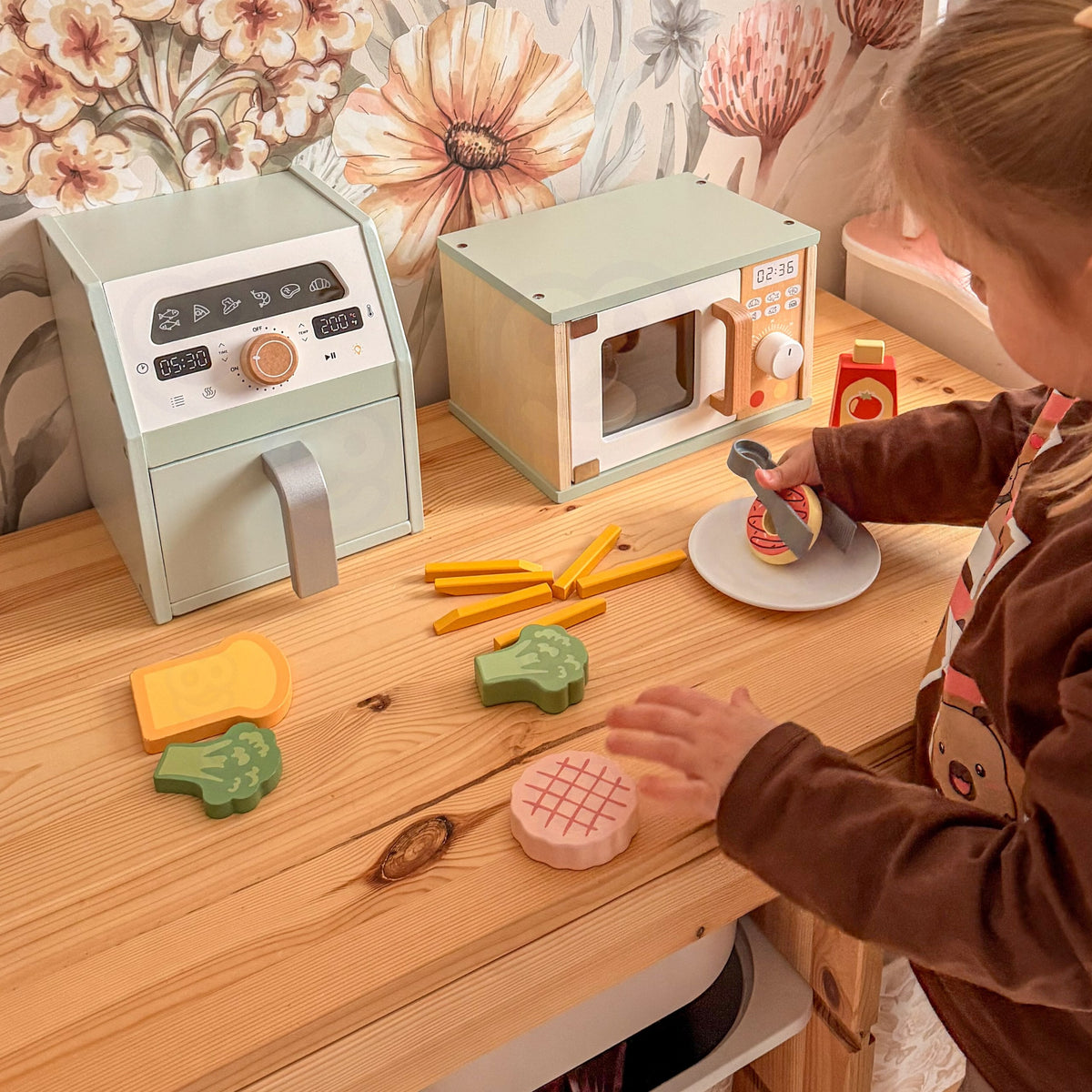 Tooky Toy wooden air fryer – broccoli, steak and ketchup