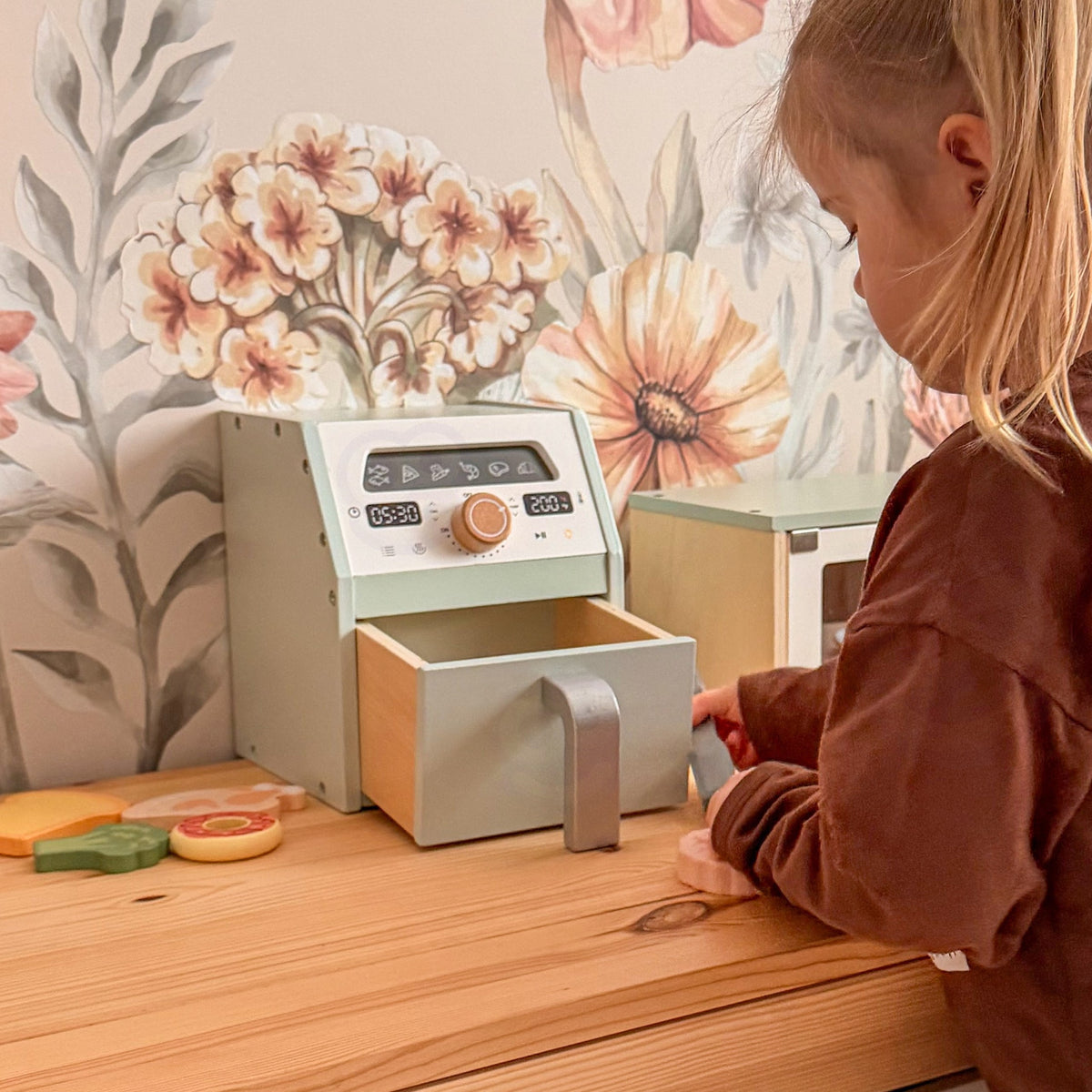 Tooky Toy wooden air fryer – tongs and serving plate