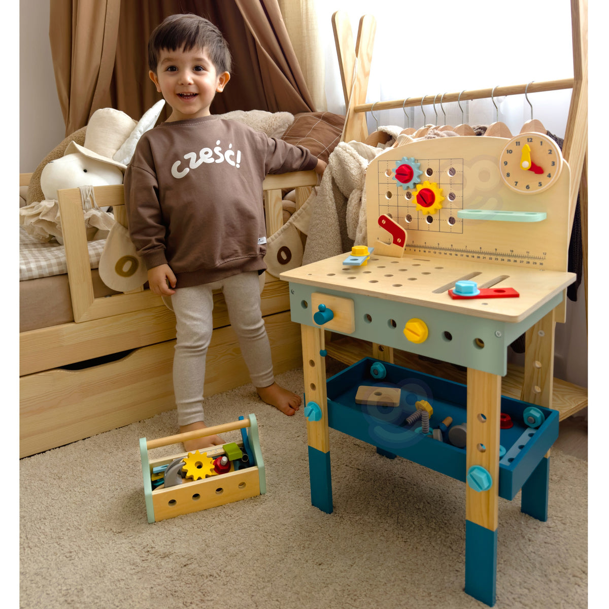 Workbench with working vice and tool wall