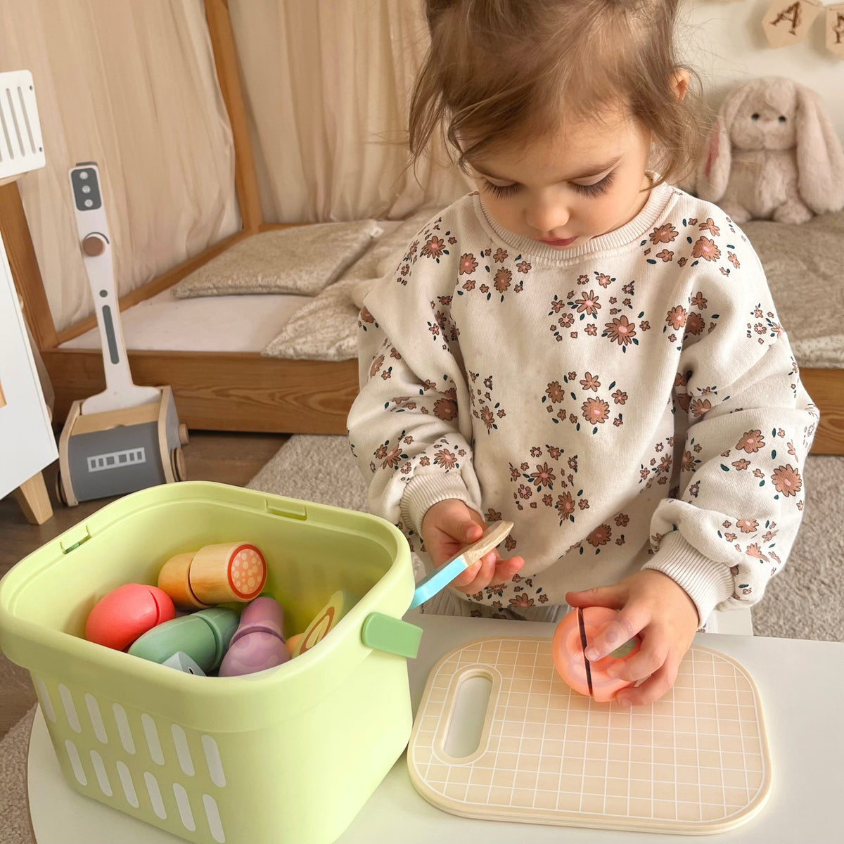 Tooky Toy wooden food basket – fruit and vegetables for cutting