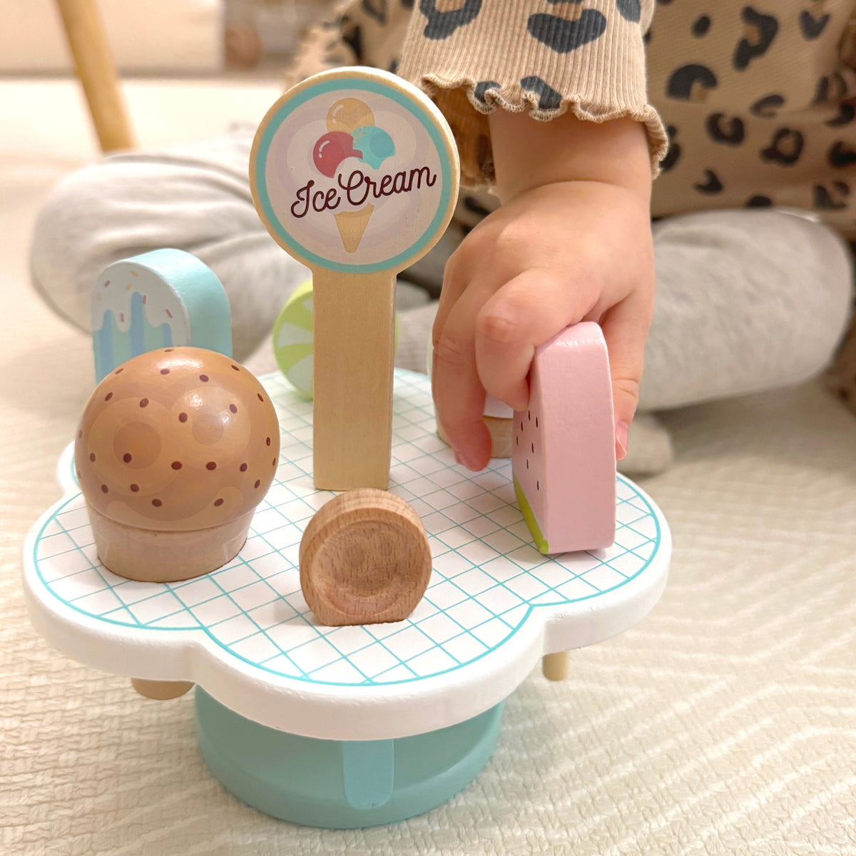 Tooky Toy magnētiskais saldējums – bērns pasniedz saldējumu