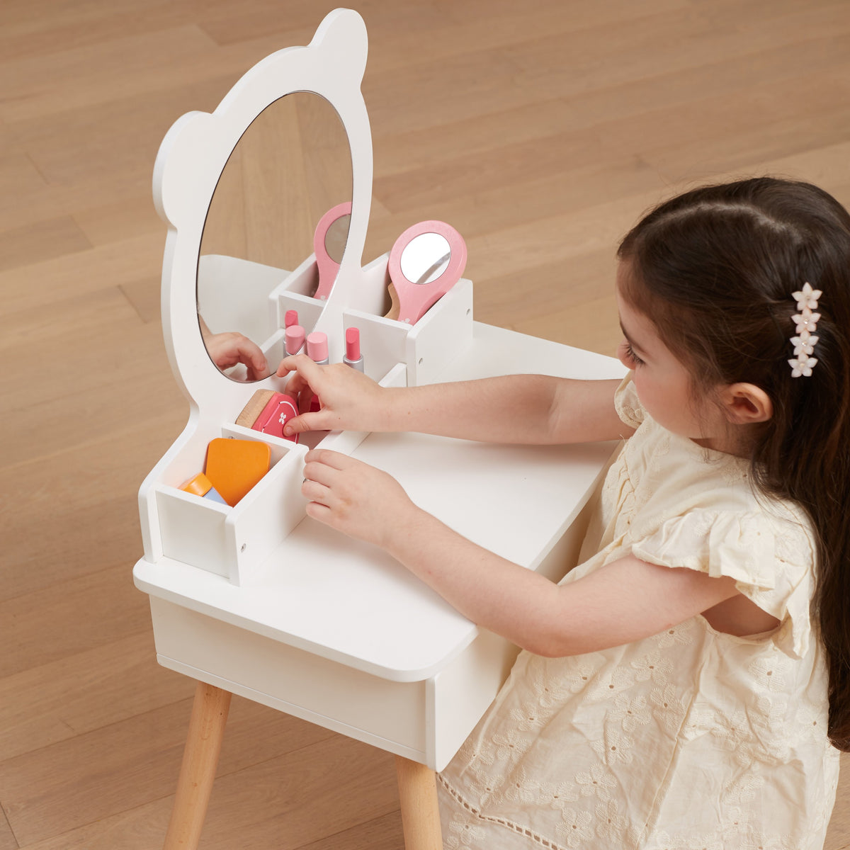 Kids' room vanity furniture for ages 3 and up