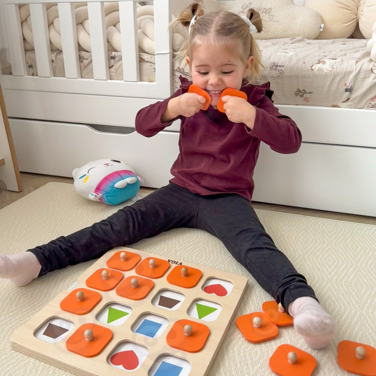 Viga lift-the-flap memory game – children playing together