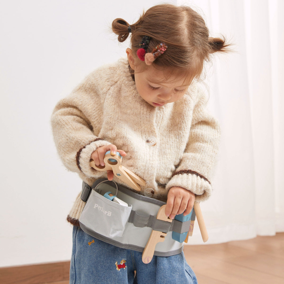 Adjustable belt holding the hairdresser tools
