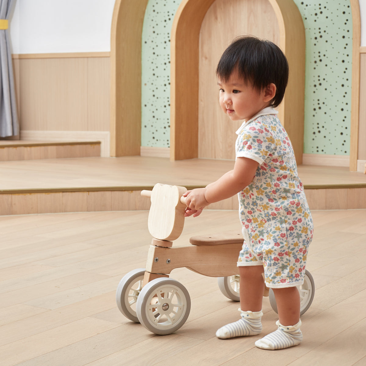 Viga PolarB polar bear ride-on – ride-on seen from the side