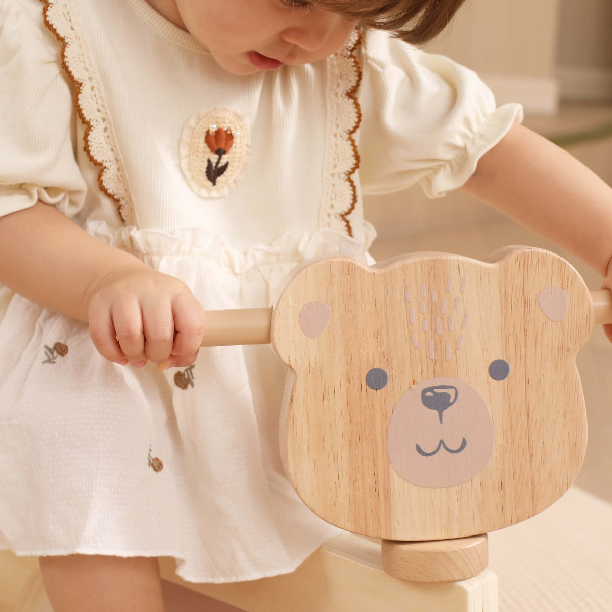 Viga PolarB brown bear ride-on – safety board behind the seat