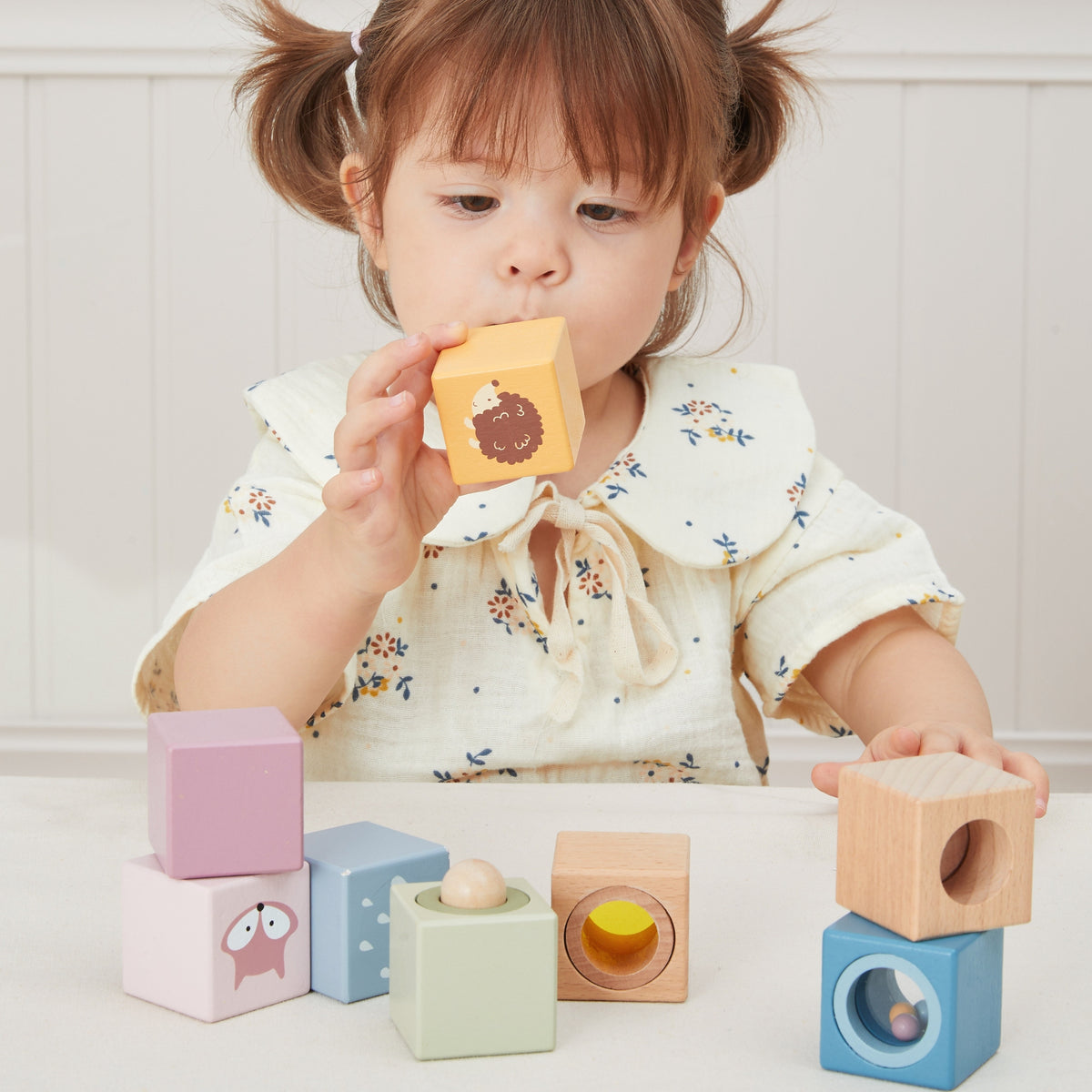 Viga PolarB sensory blocks – baby holding a block