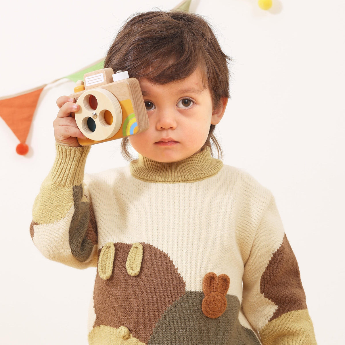 Viga wooden toy camera – click shutter button
