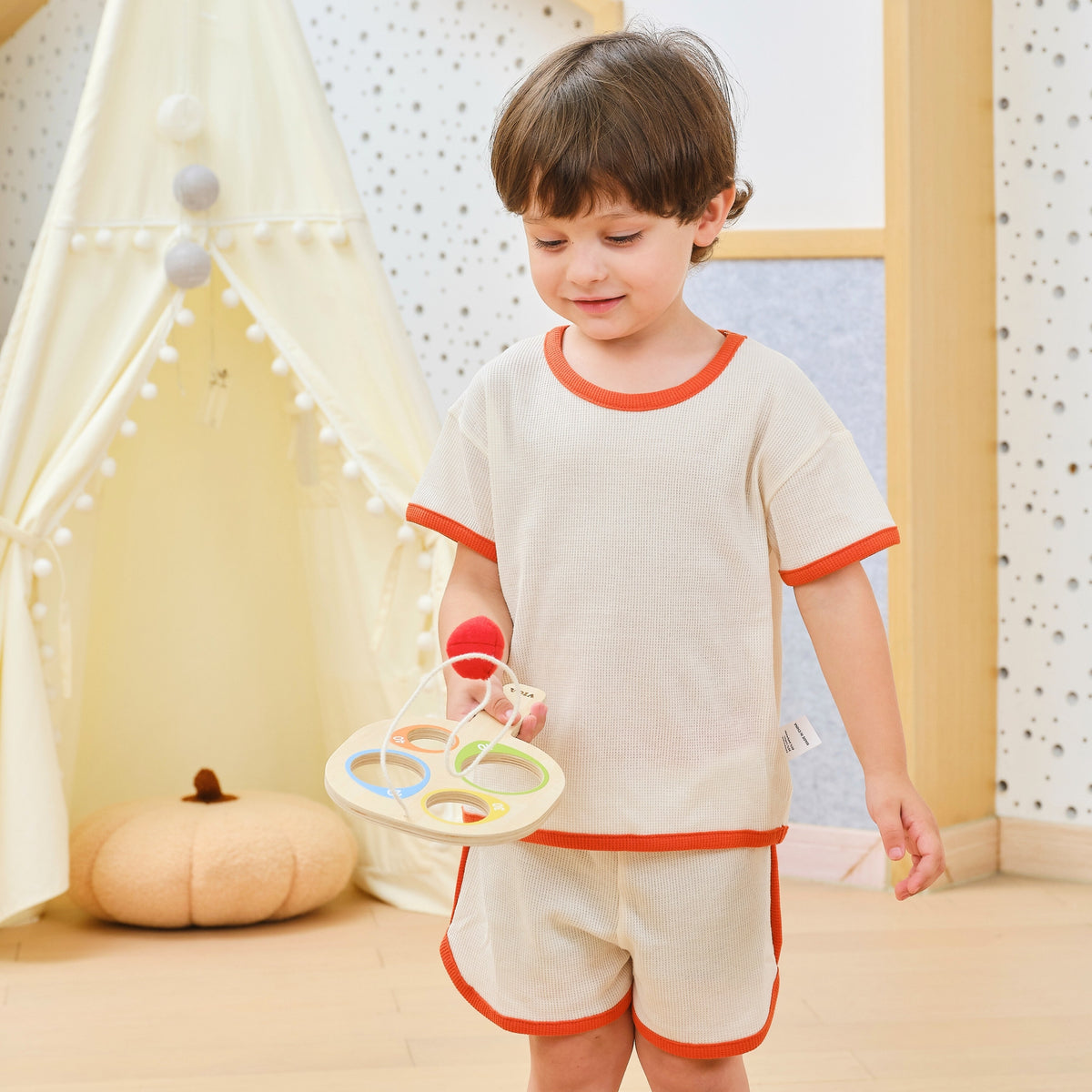 Viga catch the ball paddles – child tossing the ball