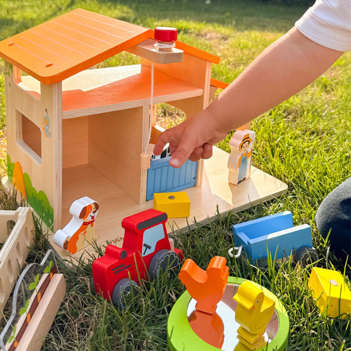 Wooden tractor with trailer and hay cubes