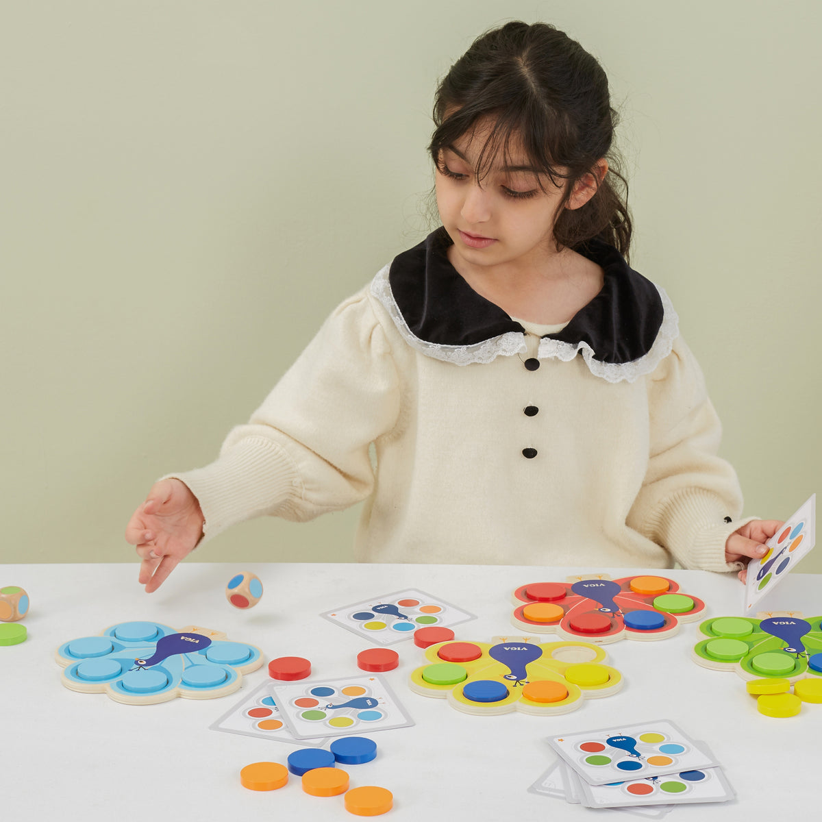 Viga peacock colour game – colour dice for kids