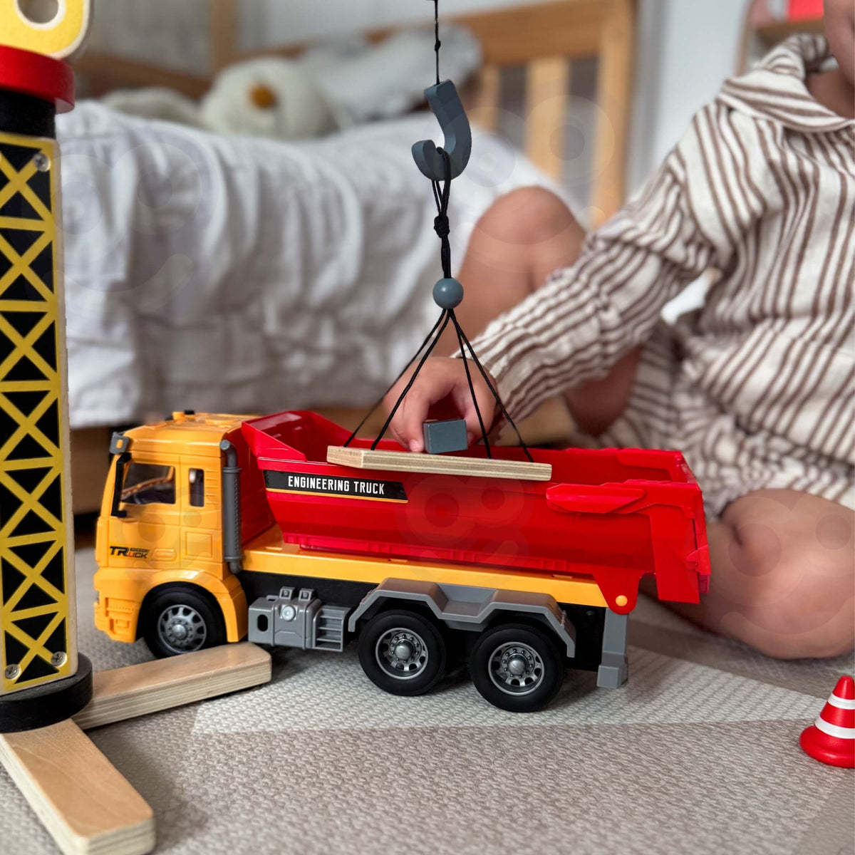 Woopie 1:12 dump truck – tipping body raised