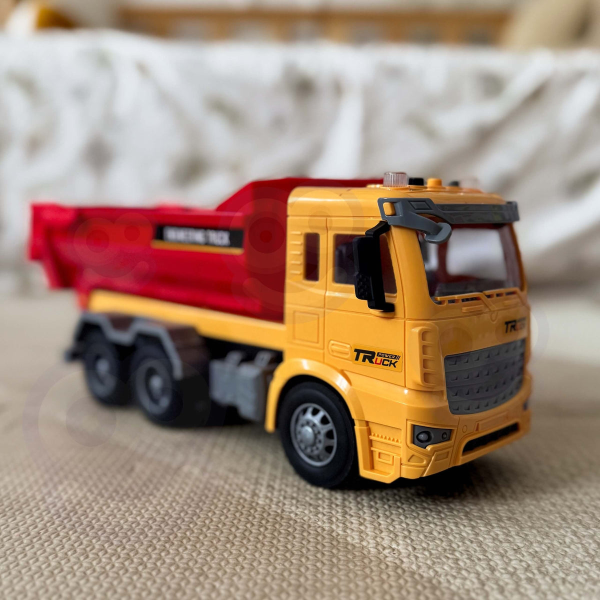 Woopie 1:12 dump truck – truck carrying a load